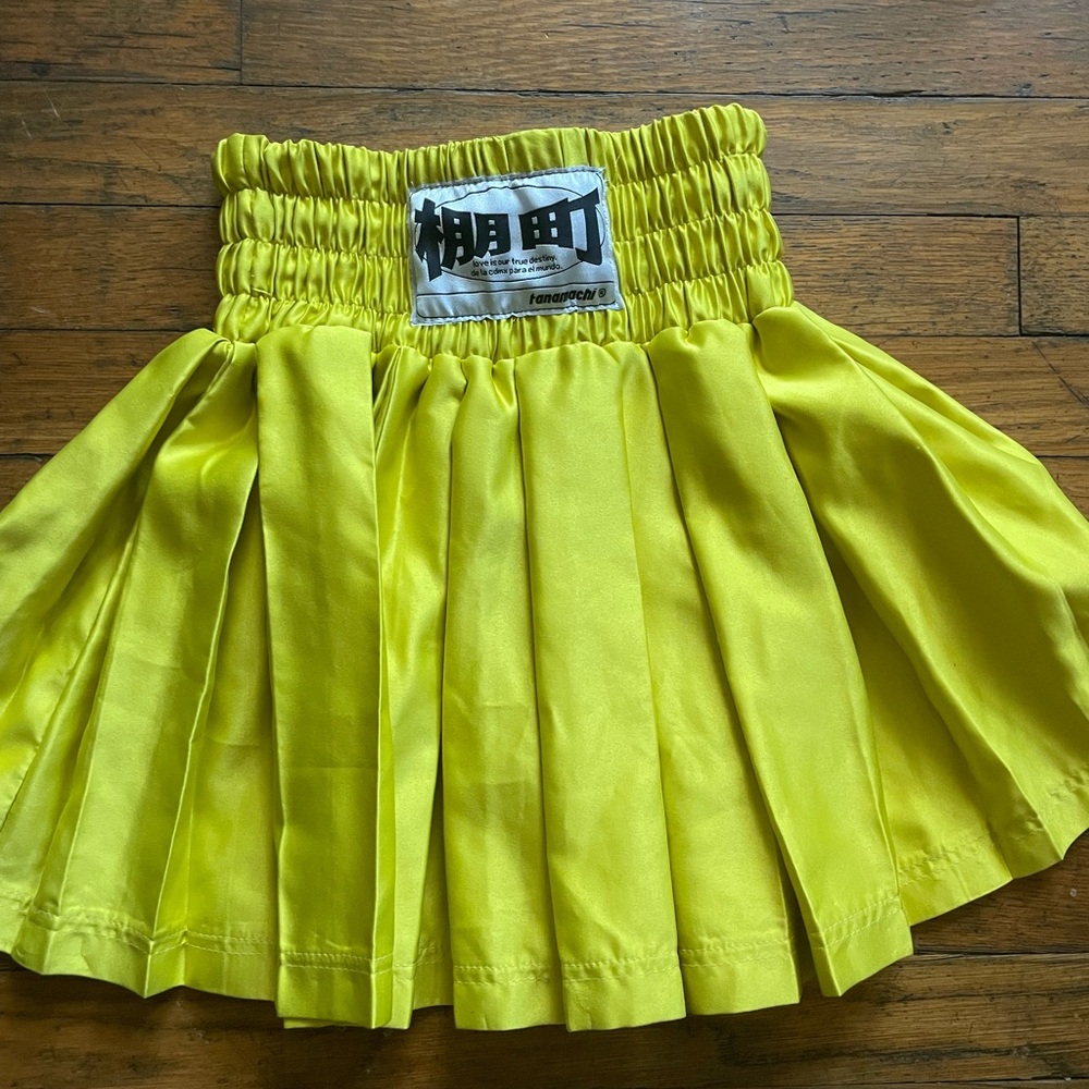 Tanamachi yellow pleated skirt. Size 1 NBW but too small for me